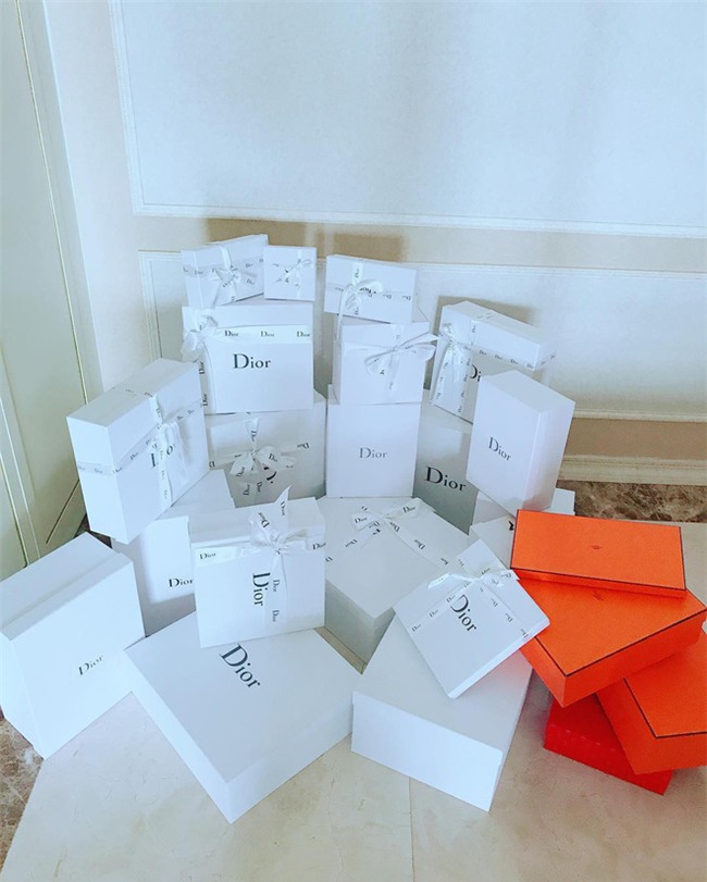 Khoe cả núi hàng hiệu thế này, chẳng trách mà fan gọi Phạm Hương là Nữ hoàng Dior - Ảnh 2.