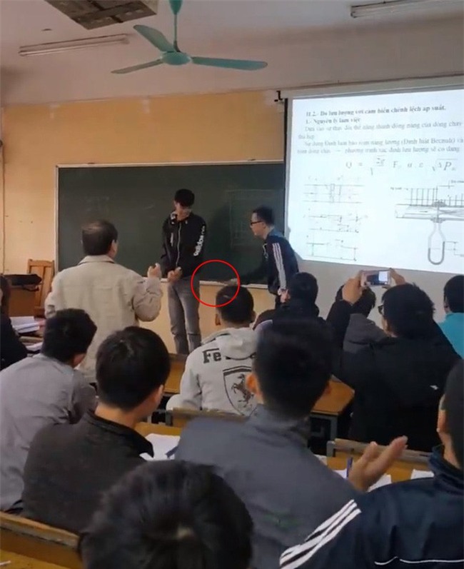 Sinh viên ĐH Xây dựng ăn roi trước lớp, thầy giáo quay lại clip cho nhớ đời! - Ảnh 2.