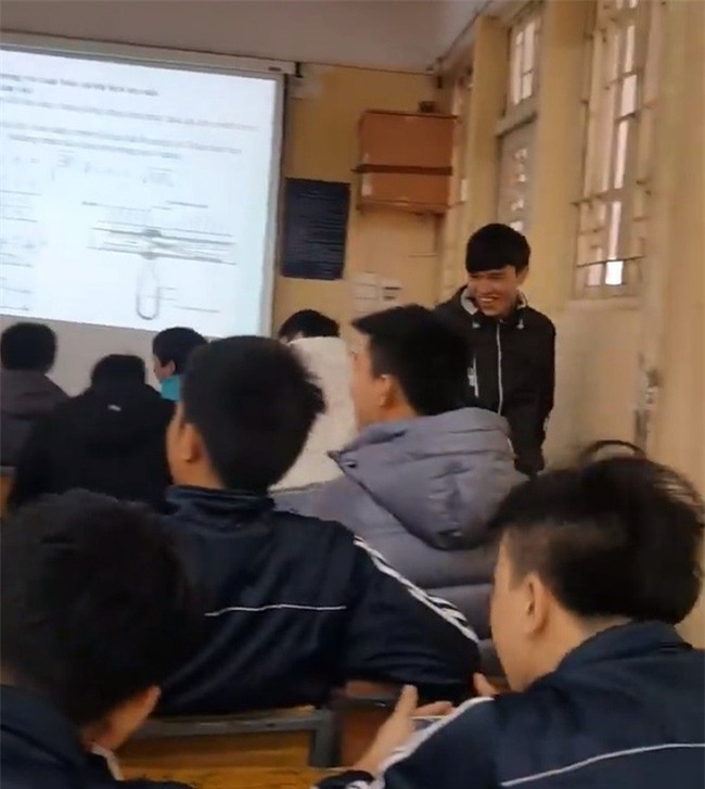 Sinh viên ĐH Xây dựng ăn roi trước lớp, thầy giáo quay lại clip cho nhớ đời! - Ảnh 3.