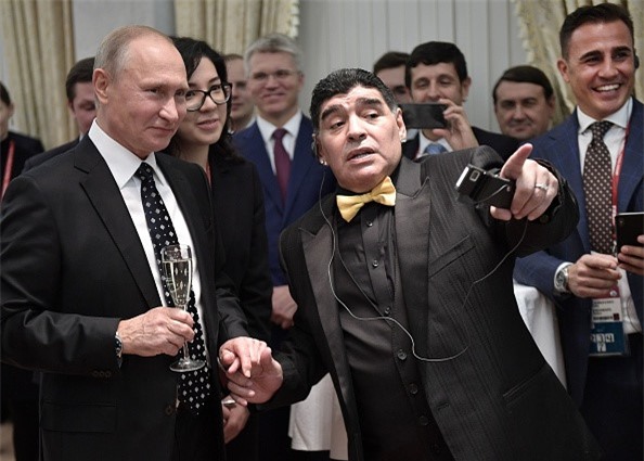 Vì sao Diego Maradona luôn đeo 2 đồng hồ trong các sự kiện lớn?-7