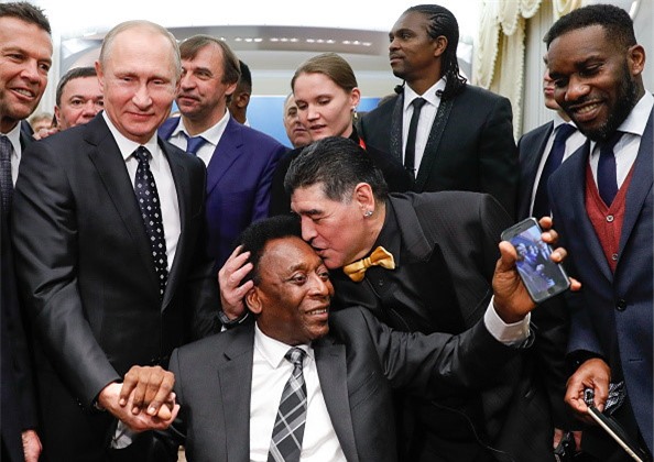 Vì sao Diego Maradona luôn đeo 2 đồng hồ trong các sự kiện lớn?-8