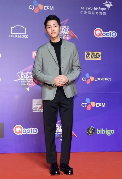 Ngoài Song Joong Ki, chị em còn ghen tỵ trước những làn da căng mịn không tỳ vết của các nam thần xứ Hàn nào nữa - Ảnh 1.