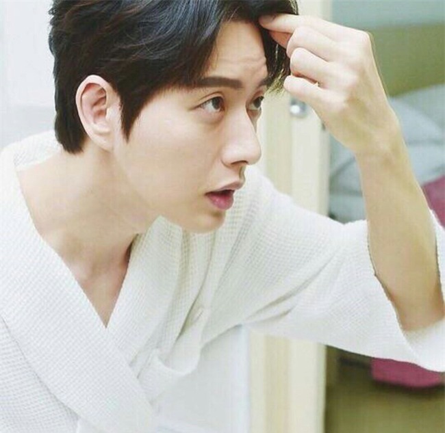 Ngoài Song Joong Ki, chị em còn ghen tỵ trước những làn da căng mịn không tỳ vết của các nam thần xứ Hàn nào nữa - Ảnh 12.