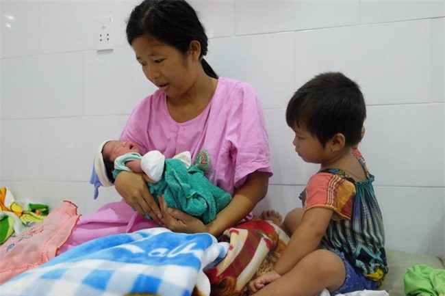 TP.HCM: Chồng đi làm không về, sản phụ đẻ rớt con trong hố nước nhà vệ sinh lúc nửa đêm - Ảnh 1.