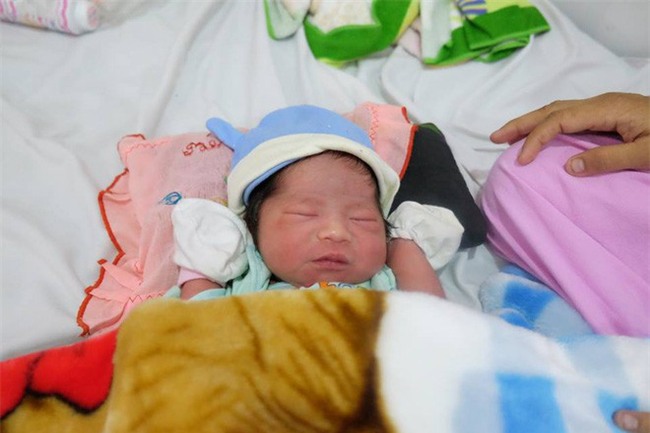 TP.HCM: Chồng đi làm không về, sản phụ đẻ rớt con trong hố nước nhà vệ sinh lúc nửa đêm - Ảnh 2.