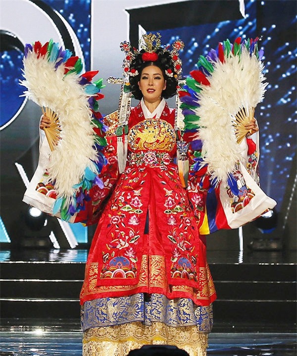 Tan Hoa hau Sieu quoc gia: 'Chuyen gi xay ra voi mui co ay?' hinh anh 8