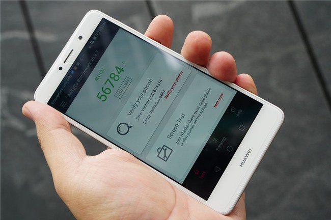 10 dien thoai gia re mua cuoi nam hinh anh 7