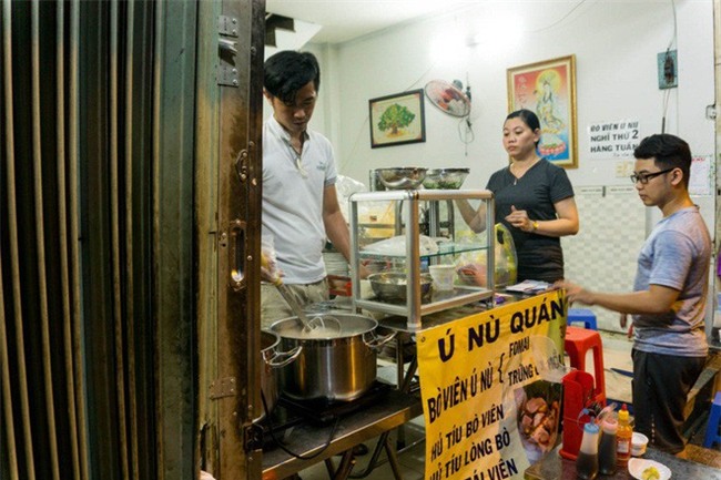 Có gì trong tô bò viên khổng lồ ở quán lề đường Sài Gòn, giá 200 ngàn, 6 người ăn no mới hết? - Ảnh 2.
