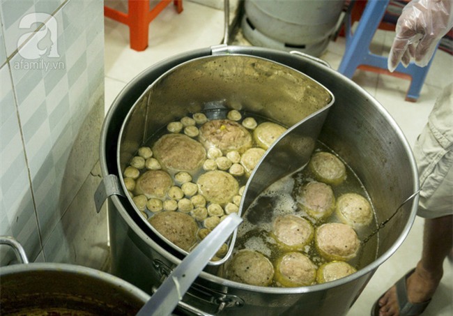 Có gì trong tô bò viên khổng lồ ở quán lề đường Sài Gòn, giá 200 ngàn, 6 người ăn no mới hết? - Ảnh 3.