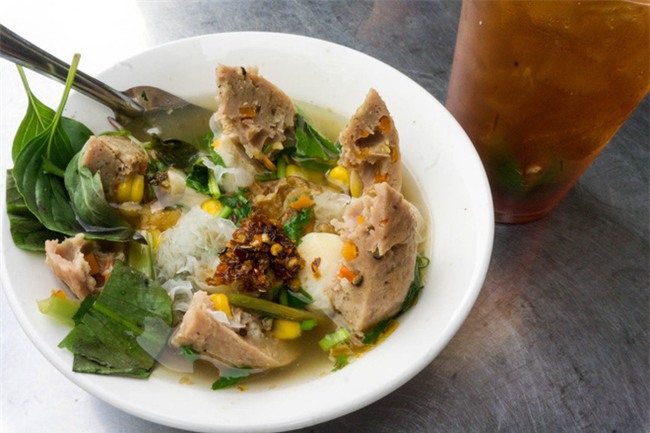 Có gì trong tô bò viên khổng lồ ở quán lề đường Sài Gòn, giá 200 ngàn, 6 người ăn no mới hết? - Ảnh 5.