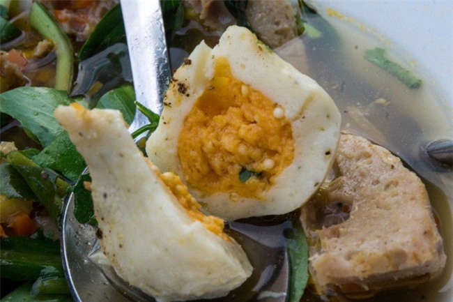 Có gì trong tô bò viên khổng lồ ở quán lề đường Sài Gòn, giá 200 ngàn, 6 người ăn no mới hết? - Ảnh 6.