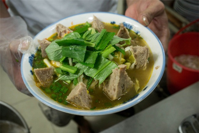 Có gì trong tô bò viên khổng lồ ở quán lề đường Sài Gòn, giá 200 ngàn, 6 người ăn no mới hết? - Ảnh 7.