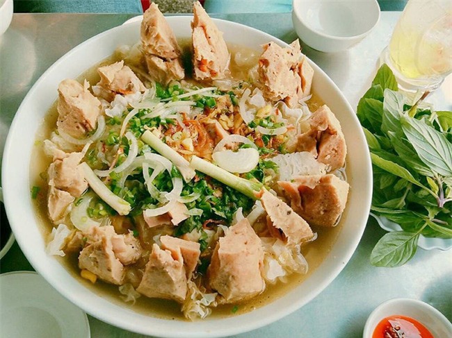 Có gì trong tô bò viên khổng lồ ở quán lề đường Sài Gòn, giá 200 ngàn, 6 người ăn no mới hết? - Ảnh 9.