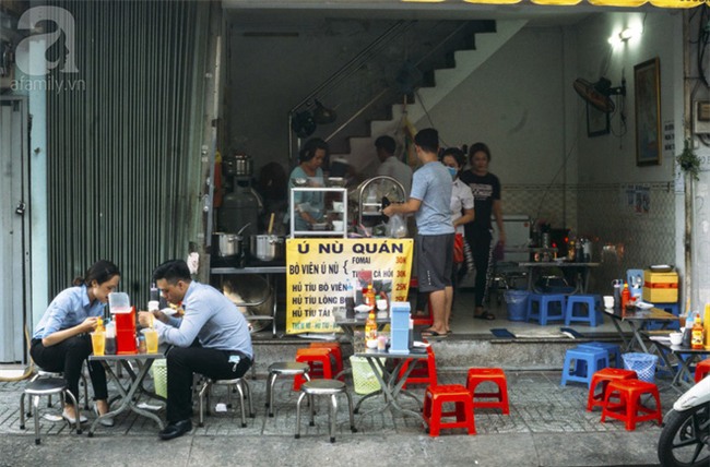 Có gì trong tô bò viên khổng lồ ở quán lề đường Sài Gòn, giá 200 ngàn, 6 người ăn no mới hết? - Ảnh 10.