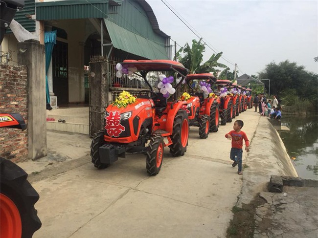 Ăn hỏi bằng siêu xe xưa rồi, bây giờ phải rước dâu bằng máy cày mới là khác biệt - Ảnh 2.