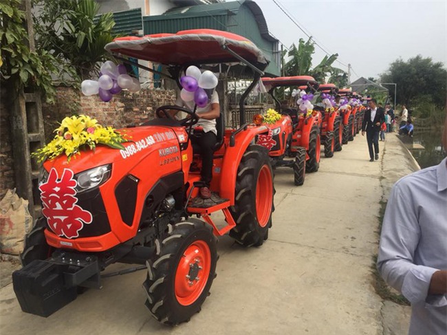 Ăn hỏi bằng siêu xe xưa rồi, bây giờ phải rước dâu bằng máy cày mới là khác biệt - Ảnh 3.