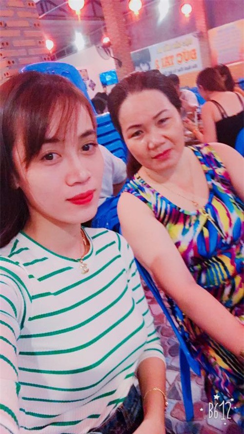 Clip người mẹ khóc nức nở khi sắp đồ cho con gái đi lấy chồng: Nuôi lớn lên rồi đứa nào cũng đi ở với người ta, bỏ mẹ ngồi khóc - Ảnh 2.