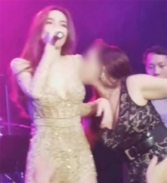 Bất ngờ bị fan cuồng sàm sỡ, hôn lên ngực trong lúc trình diễn, Hà Hồ nhanh tay ứng biến