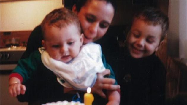 Con trai bị bố ruột bắt cóc khi mới 3 tuổi, 15 năm sau nhìn thấy bức ảnh này, mẹ run rẩy cả người - Ảnh 2.