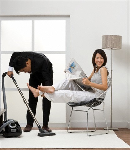 tuyet chieu khien chong tu nguyen lam het viec nha thay vo - 1