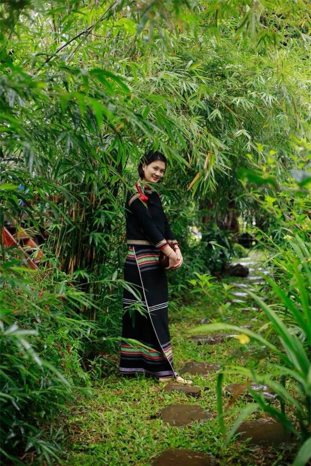 Hoa khôi bóng chuyền Kim Huệ hóa sơn nữ xinh đẹp giữa núi rừng Tây Nguyên - Ảnh 1.