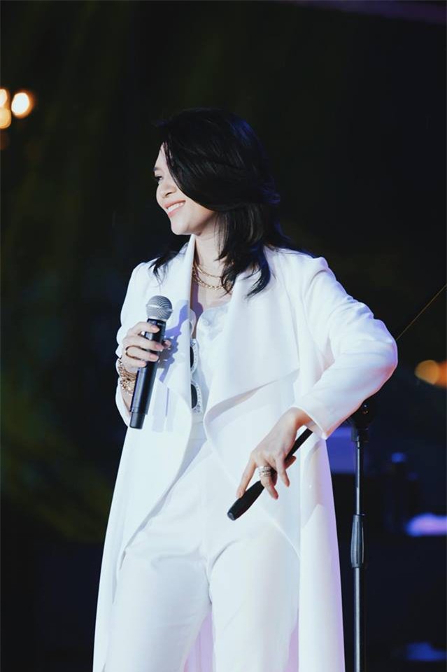 Clip: Hàng nghìn khán giả ở phố đi bộ phộ hát theo khi Mỹ Tâm thể hiện bản hit quốc dân mới nhất Đâu chỉ riêng em - Ảnh 4.