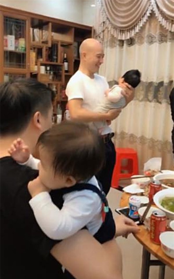 video cac bo do danh con nho cho me thoai mai an nhau khien dan mang thich thu - 1