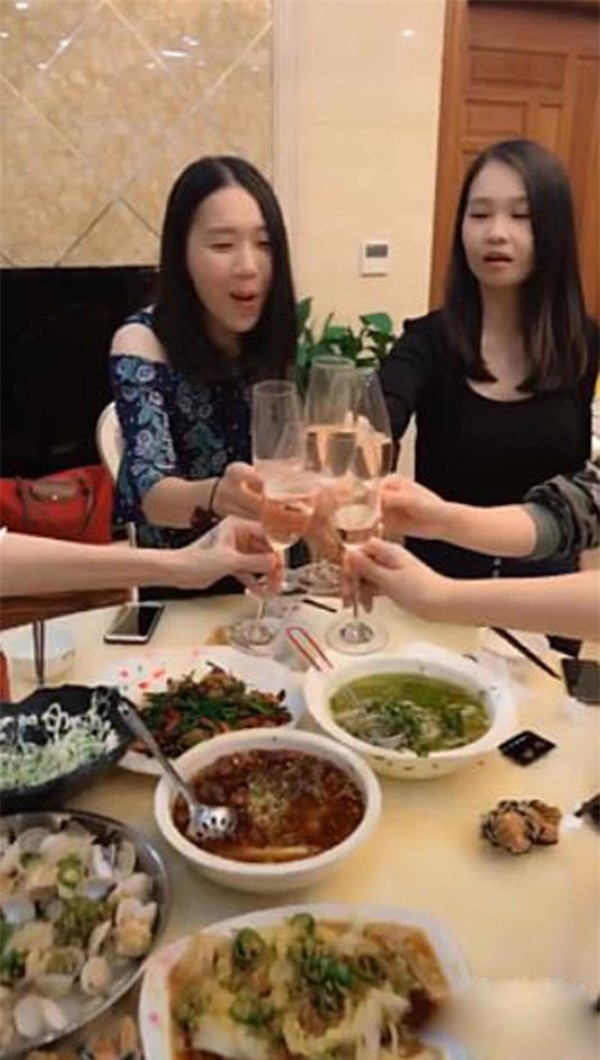 video cac bo do danh con nho cho me thoai mai an nhau khien dan mang thich thu - 3