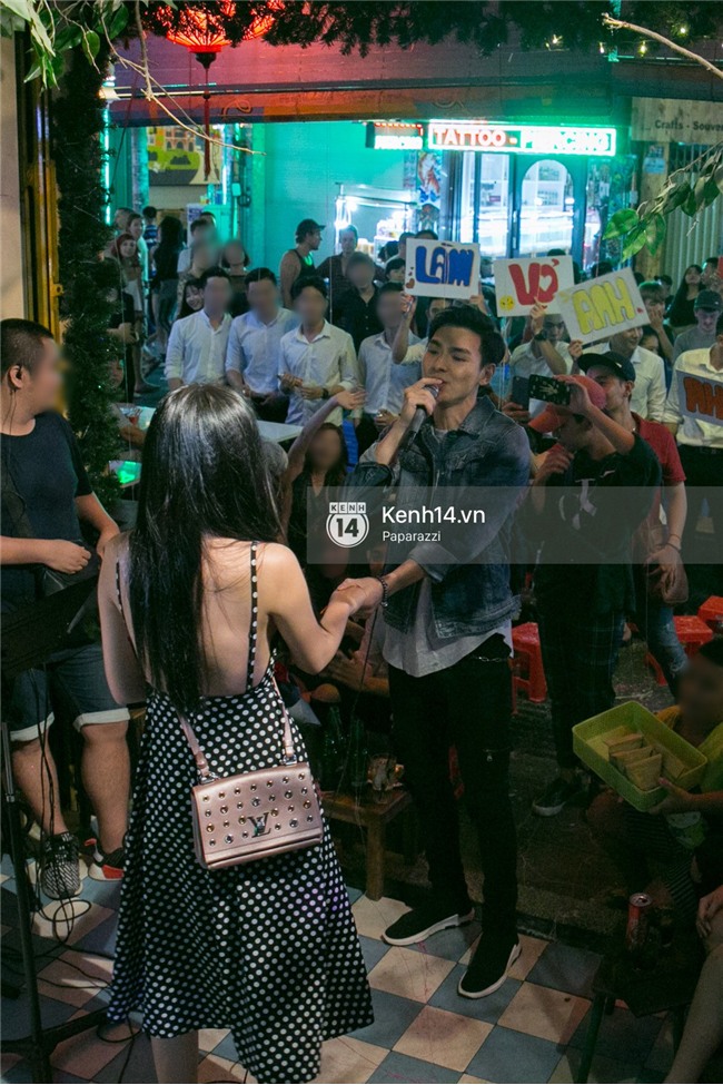 Clip: Chúng Huyền Thanh bất ngờ được bạn trai cầu hôn giữa phố Tây - Bùi Viện - Ảnh 11.