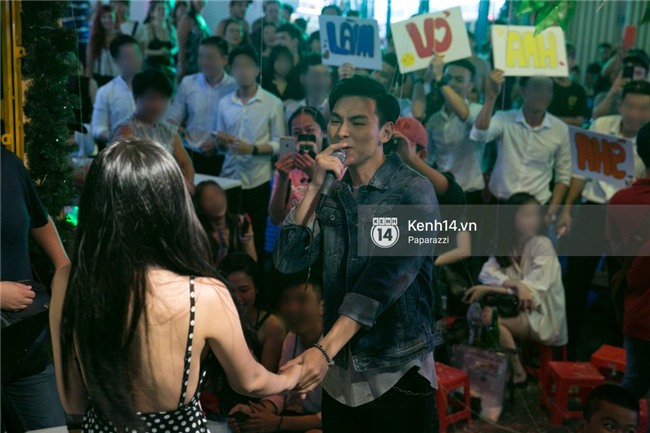 Clip: Chúng Huyền Thanh bất ngờ được bạn trai cầu hôn giữa phố Tây - Bùi Viện - Ảnh 12.