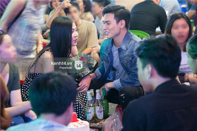 Clip: Chúng Huyền Thanh bất ngờ được bạn trai cầu hôn giữa phố Tây - Bùi Viện - Ảnh 13.