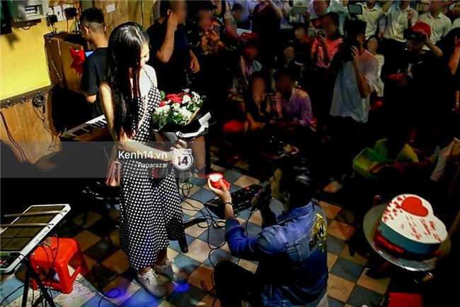 Clip: Chúng Huyền Thanh bất ngờ được bạn trai cầu hôn giữa phố Tây - Bùi Viện - Ảnh 7.