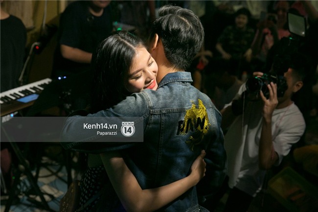 Clip: Chúng Huyền Thanh bất ngờ được bạn trai cầu hôn giữa phố Tây - Bùi Viện - Ảnh 9.