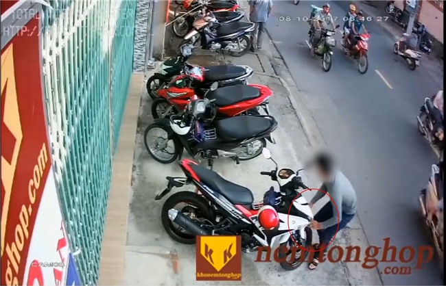 Clip: Thản nhiên đóng giả nhân viên giữ xe rồi trộm luôn xe máy của khách trong chớp mắt - Ảnh 2.