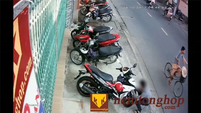 Clip: Thản nhiên đóng giả nhân viên giữ xe rồi trộm luôn xe máy của khách trong chớp mắt - Ảnh 3.
