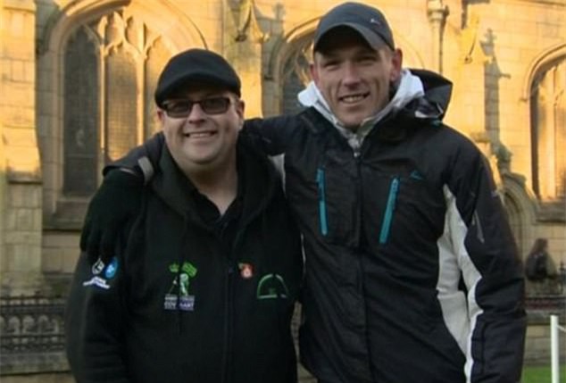 Mời một người vô gia cư cùng hút điếu thuốc, người đàn ông rưng rưng nước mắt khi biết đó là ai - Ảnh 1.