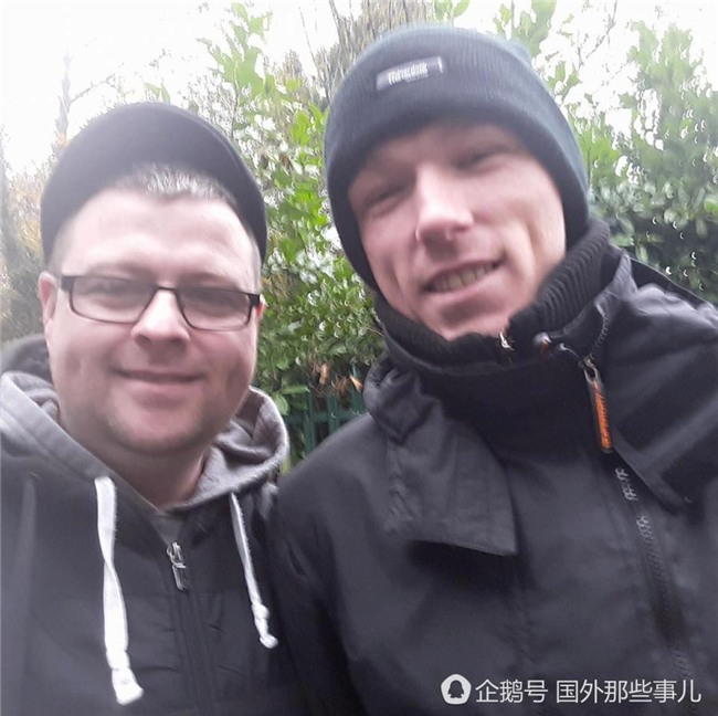 Mời một người vô gia cư cùng hút điếu thuốc, người đàn ông rưng rưng nước mắt khi biết đó là ai - Ảnh 2.