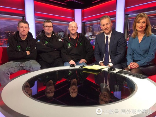 Mời một người vô gia cư cùng hút điếu thuốc, người đàn ông rưng rưng nước mắt khi biết đó là ai - Ảnh 3.