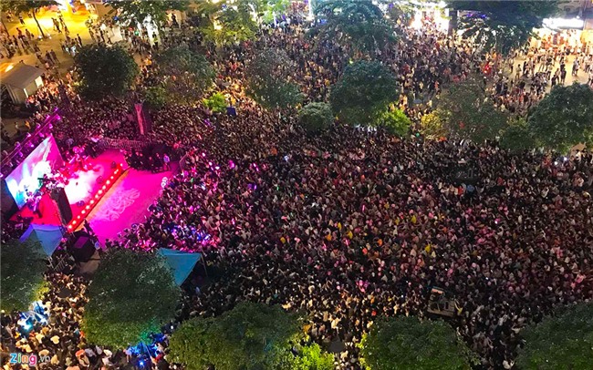 Biển người đổ về phố đi bộ xem Mỹ Tâm, vẫn còn hình ảnh kém ý thức-1