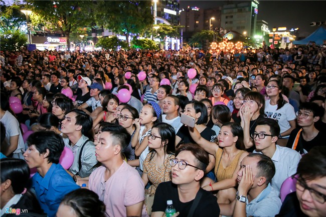 Biển người đổ về phố đi bộ xem Mỹ Tâm, vẫn còn hình ảnh kém ý thức-2