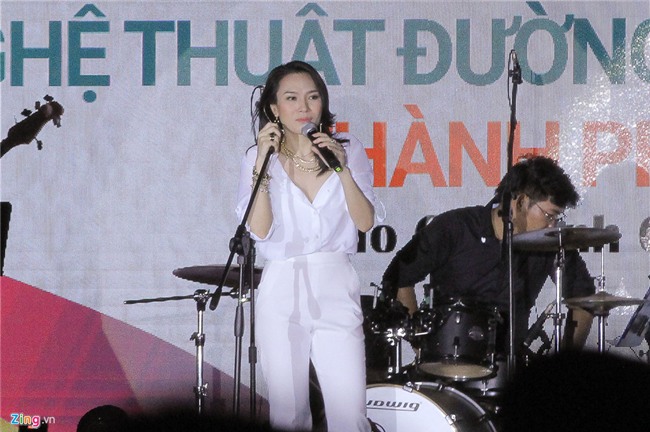 Biển người đổ về phố đi bộ xem Mỹ Tâm, vẫn còn hình ảnh kém ý thức-3