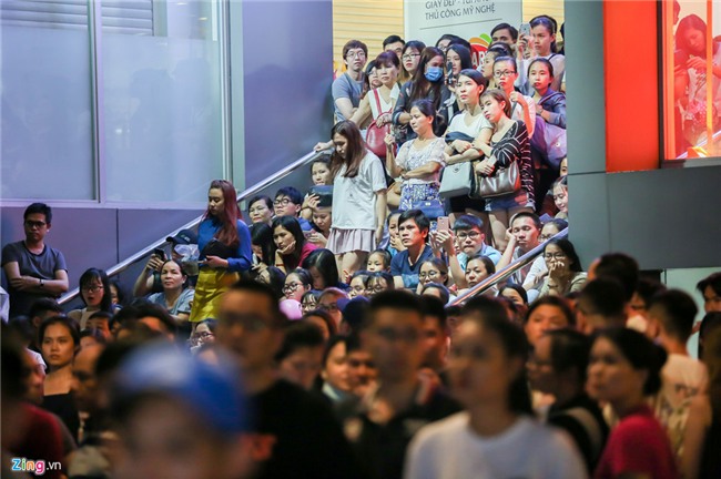 Biển người đổ về phố đi bộ xem Mỹ Tâm, vẫn còn hình ảnh kém ý thức-5