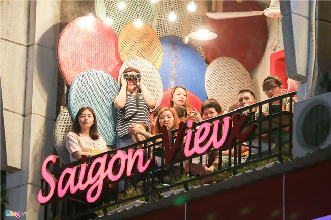 Biển người đổ về phố đi bộ xem Mỹ Tâm, vẫn còn hình ảnh kém ý thức-6