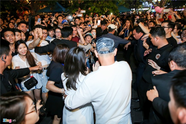 Biển người đổ về phố đi bộ xem Mỹ Tâm, vẫn còn hình ảnh kém ý thức-9