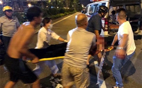 Bị đuổi ra ngoài, học sinh cũ đâm bảo vệ trường nhập viện - Ảnh 1.