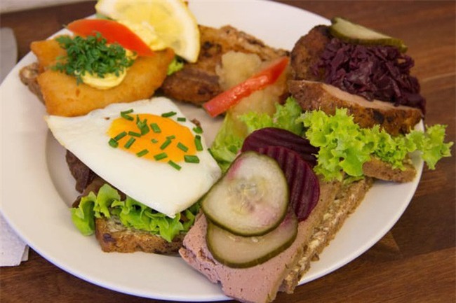 10 loại sandwich đơn giản nhưng ăn là nghiện trên thế giới - Ảnh 1.