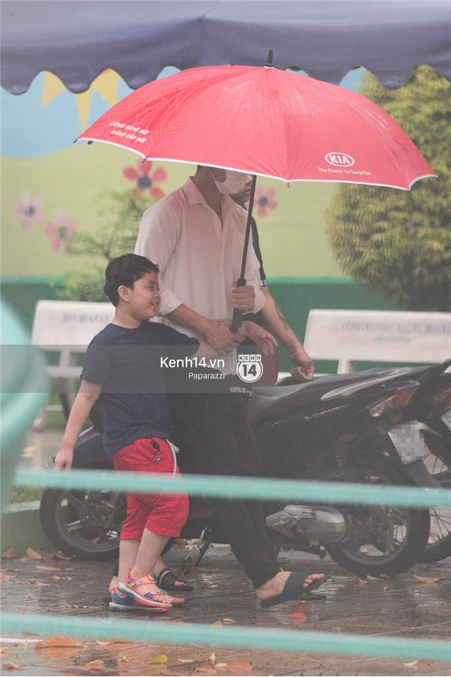 Độc quyền: Im lặng giữa tâm bão scandal, Trương Quỳnh Anh ở nhà chờ Tim đón con trai đi học về - Ảnh 1.