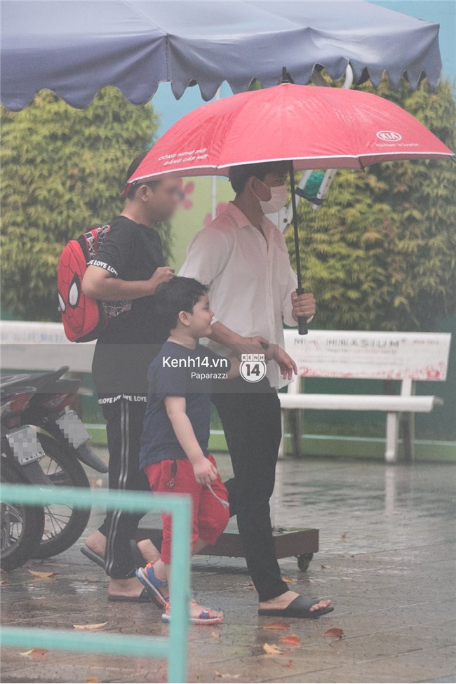 Độc quyền: Im lặng giữa tâm bão scandal, Trương Quỳnh Anh ở nhà chờ Tim đón con trai đi học về - Ảnh 2.