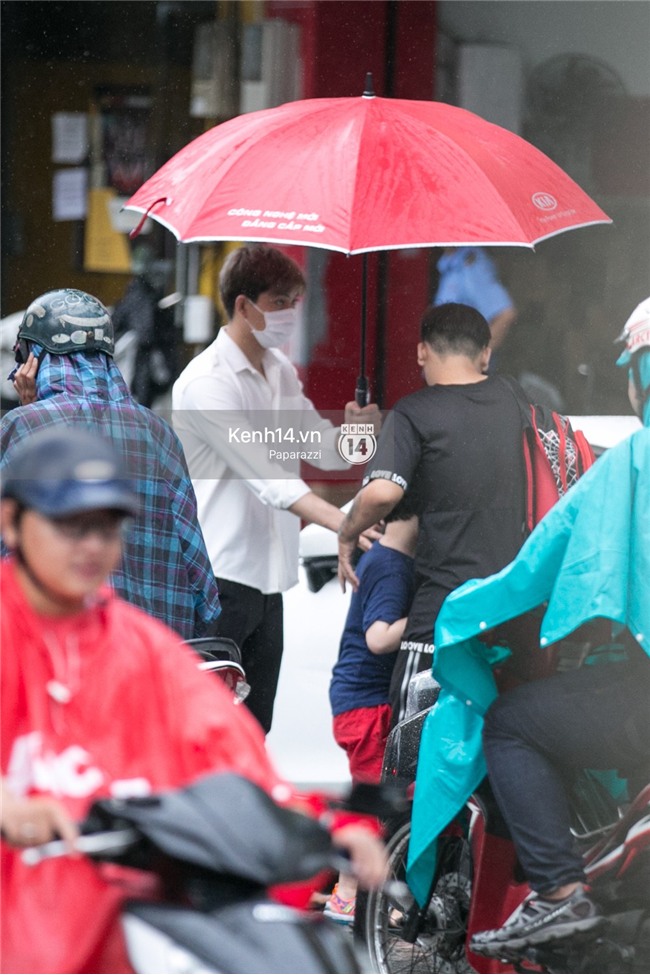 Độc quyền: Im lặng giữa tâm bão scandal, Trương Quỳnh Anh ở nhà chờ Tim đón con trai đi học về - Ảnh 6.