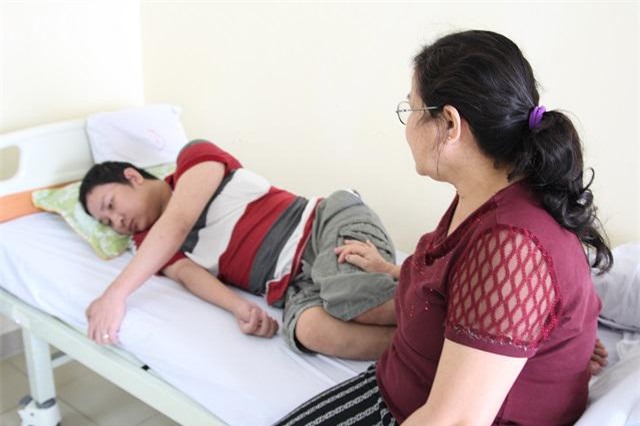 nguoi me dinh uong thuoc ngu om con cung chet va hanh trinh 10 nam cong con di chua benh - 2